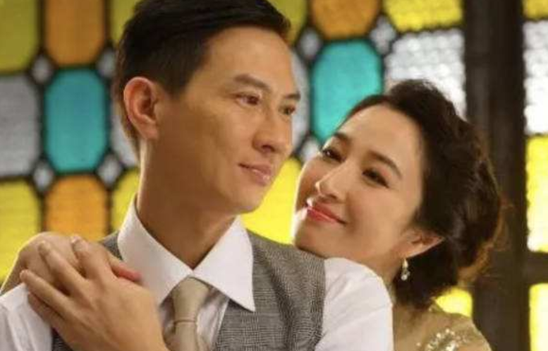 关咏荷|58岁关咏荷保养得当,母女牵手逛街似姐妹,女儿长腿太抢镜