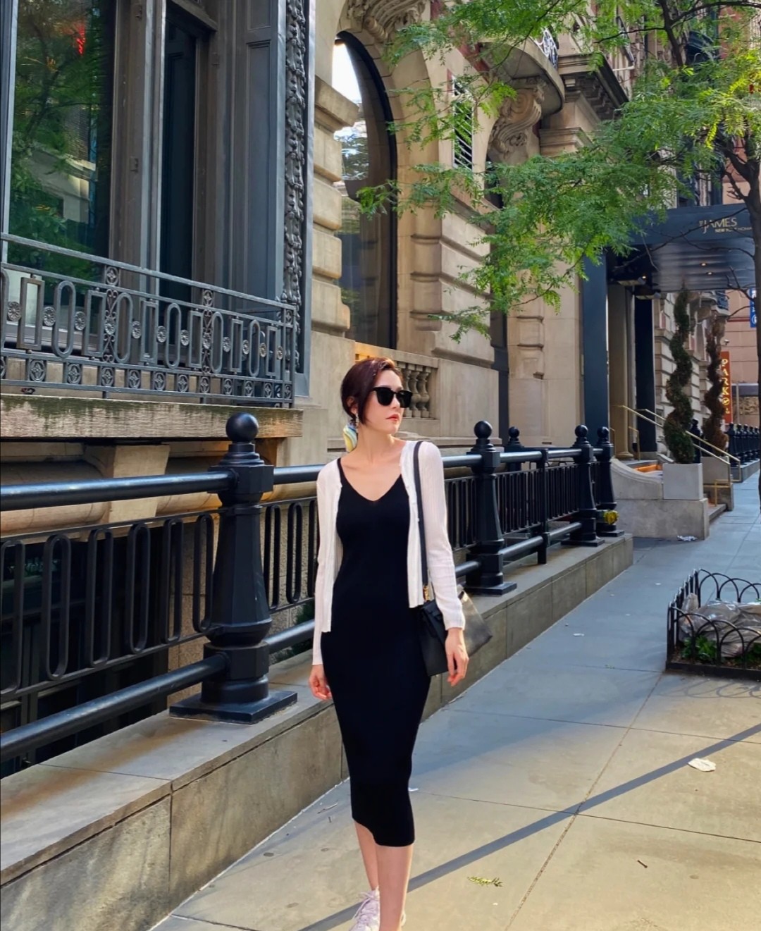 适合中年女性的穿搭，叫“针织开衫+过膝裙”，优雅又有女人味