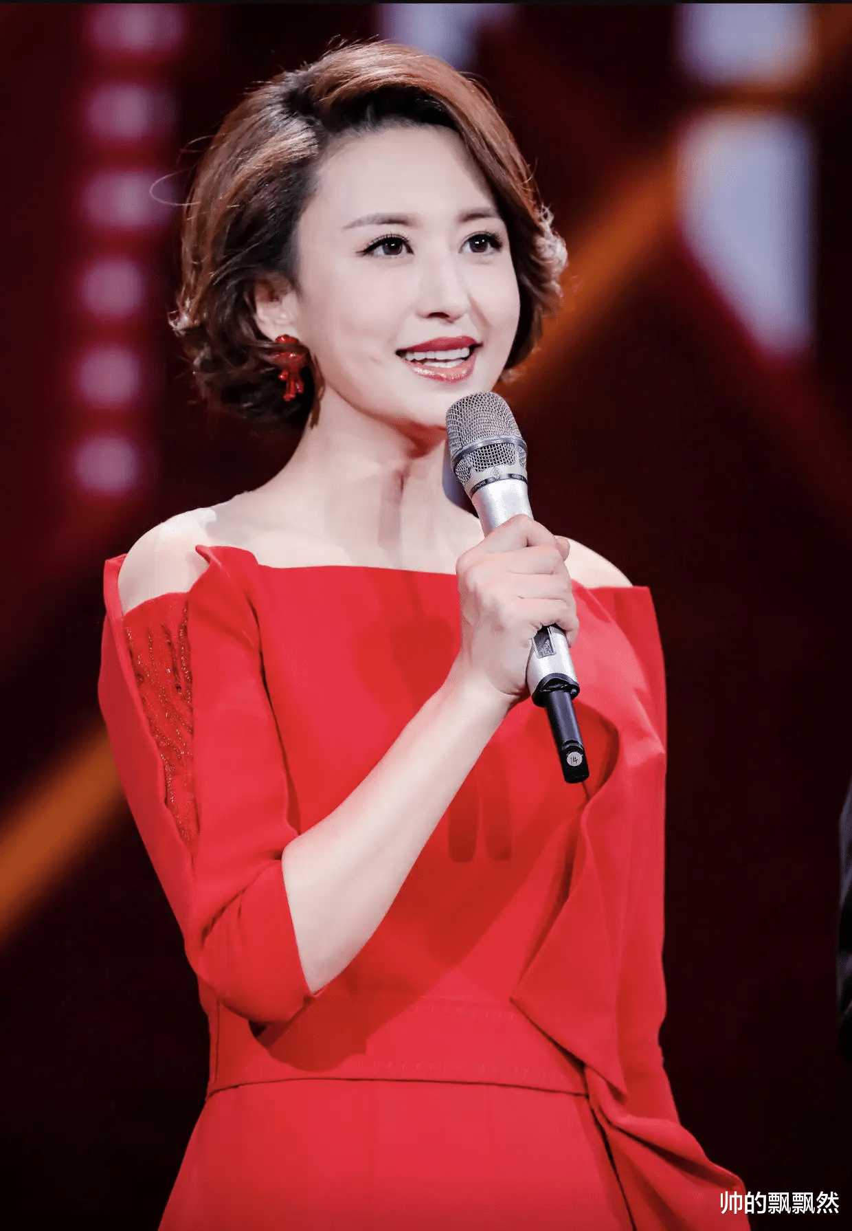 潘粤明|央视主持张蕾:嫁大20岁矿业大亨,婚后生一子,一家三口其乐融融