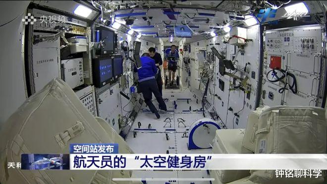 女航天员在我国空间站6个月如何洗澡,会发生“逆行性月经”吗?