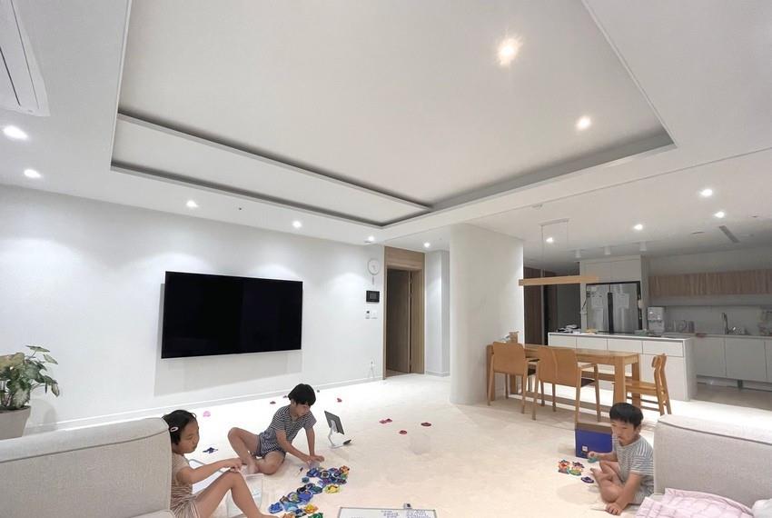 166㎡装修没有随大流,仅用白墙+原木,轻松打造一个大方耐看的家