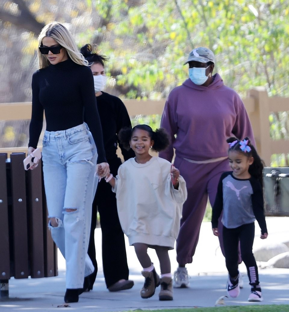 金·卡戴珊|科勒卡戴珊“漏斗形”身材缩水了?瘦好多,女儿穿卫衣太像汤普森