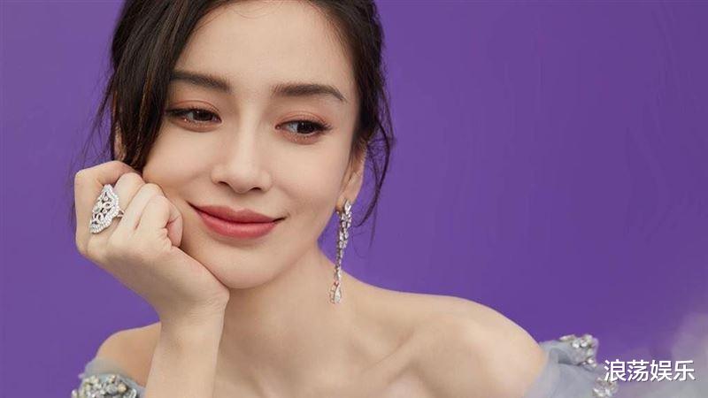 小姐姐|带儿出游狂滑手机！baby冷漠态度曝　网友怒轰：带娃装样子