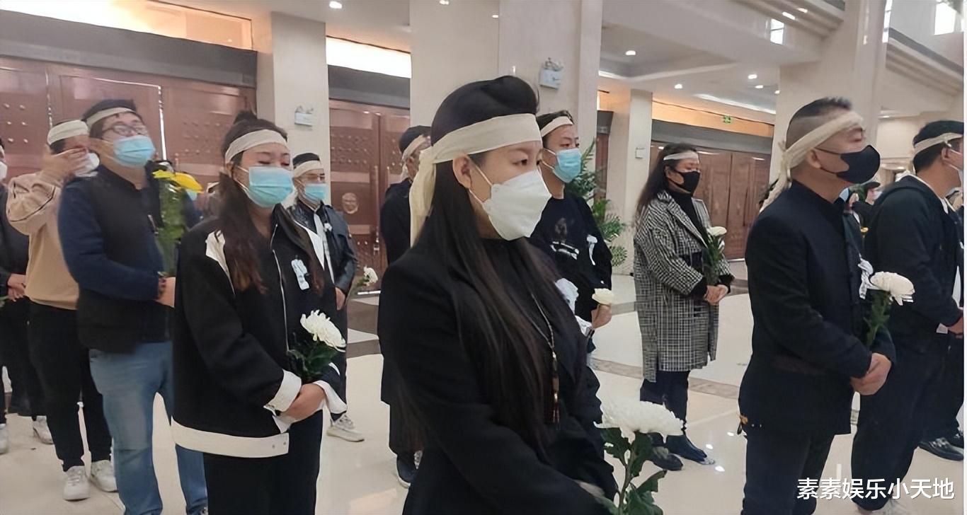 陆树铭告别仪式:悼念厅摆满花圈,孝子捧遗照做最后送别