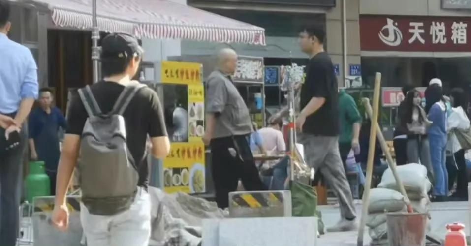 李佳琦 徐峥亮相新片片场，路透镜头下体重一览无余