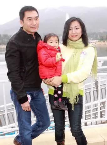 香港小姐|她获选港姐因丑被骂3年，和丈夫相爱11年，孩子颜值让港媒道歉