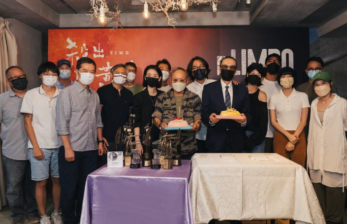 谢贤|86岁谢贤帅气露面辟谣中风,众星买蛋糕为其庆生,霆锋婷婷不见人