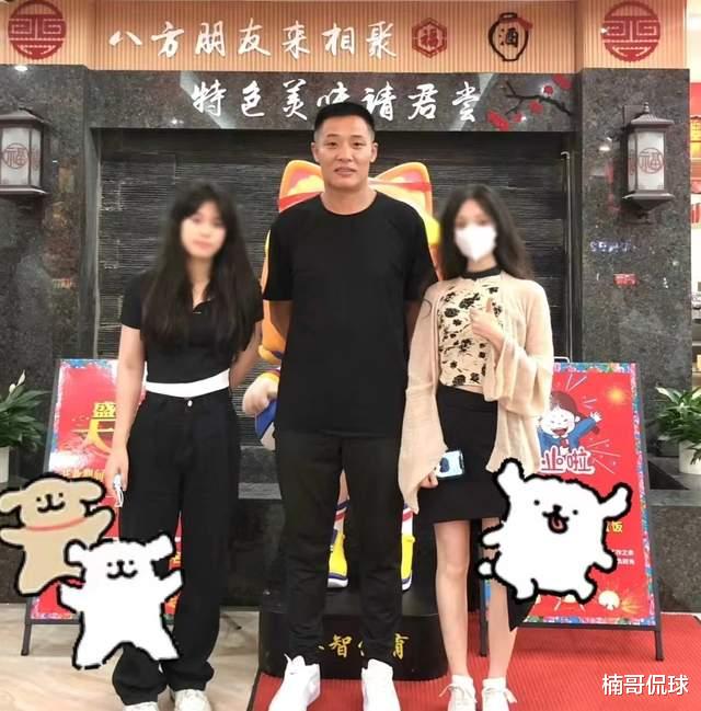 徐杰|徐杰父母晒海边度假照！母亲皱纹明显显苍老，父亲开饭店身体发福