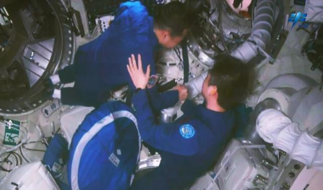 天宫空间站已经“满员”,6名航天员该如何休息?真要站着睡觉?
