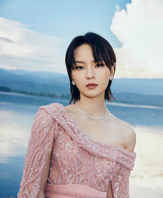 周笔畅|周笔畅也这么有女人味儿!粉色连体裤小露香肩,短发尽显洒脱率性