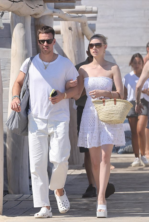 小贝长子真是“干啥啥不行”？被品牌方无情解雇，就会和妻子腻歪