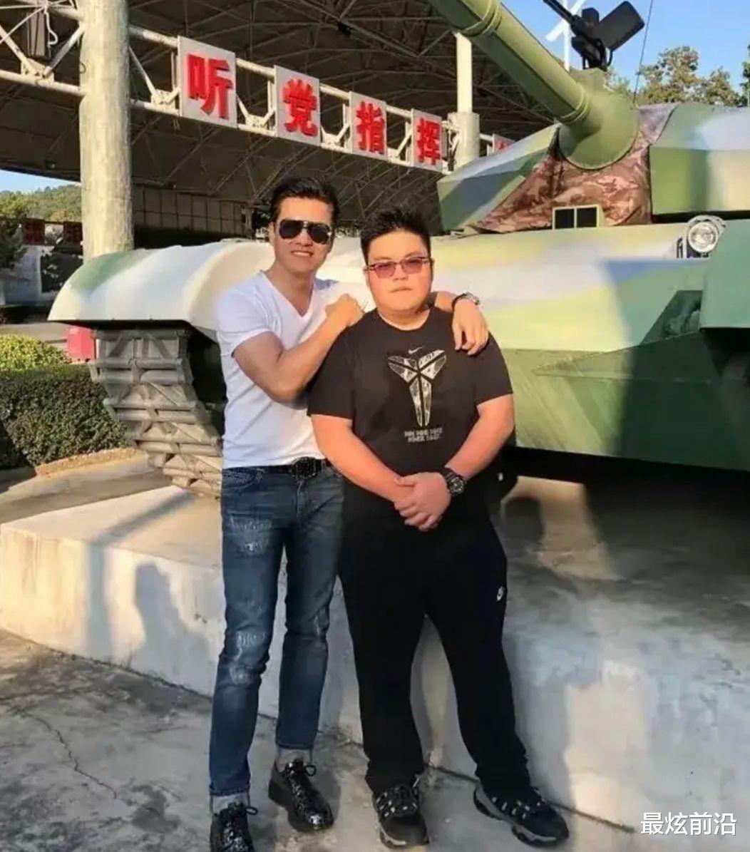 遮瑕 吕良伟儿子个子矮体重快200斤,穿T恤勒出大肚腩,没有爸爸帅气