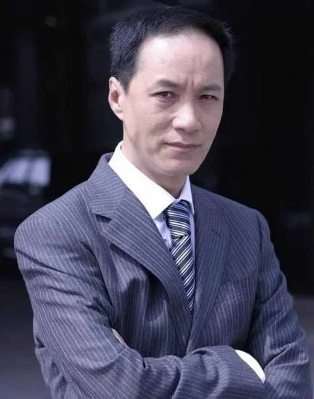 高峰|影视演员冯远征与相声演员高峰跨界交友，两人相差21岁，近照曝光