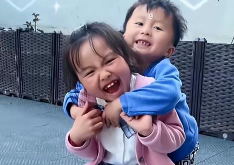 奇奇|姚威与父母认亲两周年，田静直播回忆过往，称许敏抱住奇奇就哭了