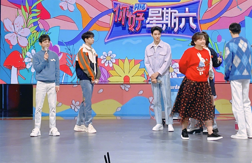 龚俊|龚俊《你好星期六》路透，与贾玲同台，新鲜阵容太有看点