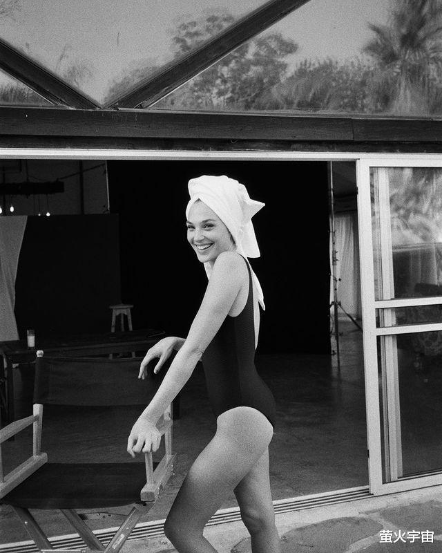 盖尔·加朵|37岁盖尔·加朵泳装出镜,吐舌显俏皮,身姿修长比卡戴珊更受欢迎