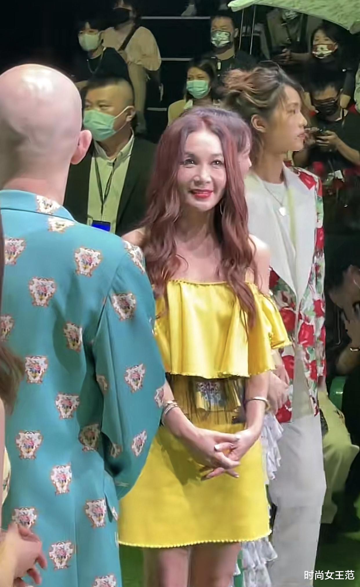 温碧霞|温碧霞在寺庙被偷拍！脸坑洼不平有老人样子了，还想着装嫩不假吗