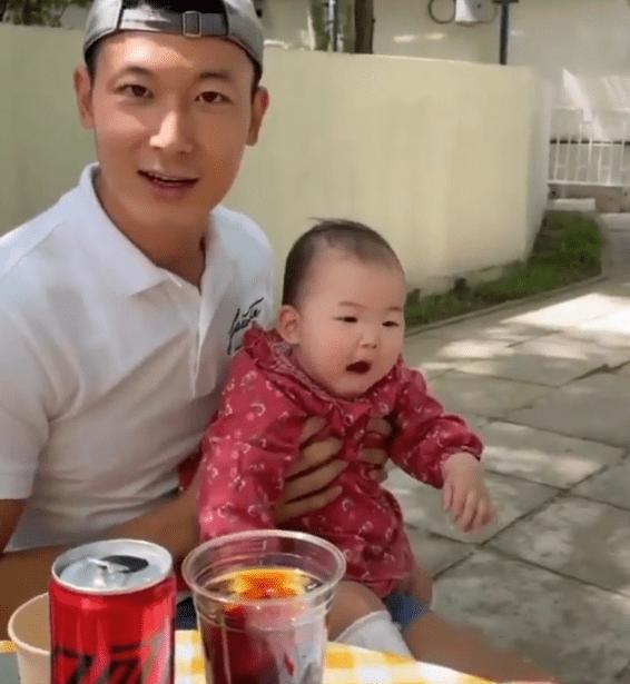 朱珠|朱珠丈夫久违更新动态，晒出女儿喂奶照，两人同框超有爱