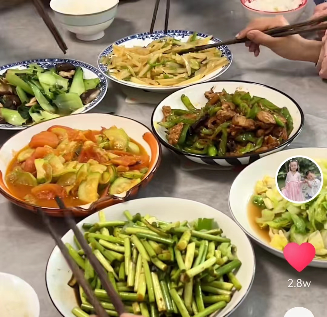 |田静晒姚威做菜画面,切西葫芦手法娴熟获认可,老杜说法遭打脸