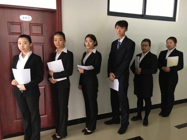 西装|大学生求职技巧，面试定制西装该怎样穿？