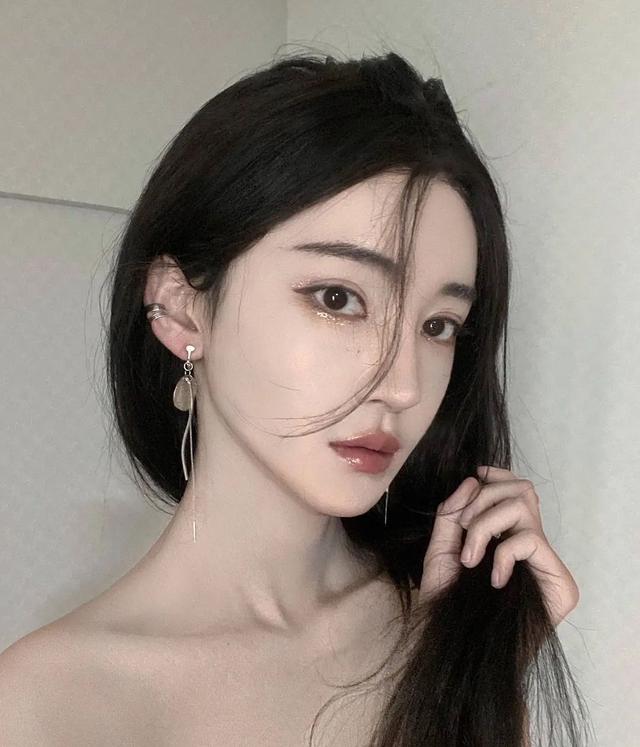 |变性网红李由回应命短问题，再次遭受质疑，网友：看太监就知道