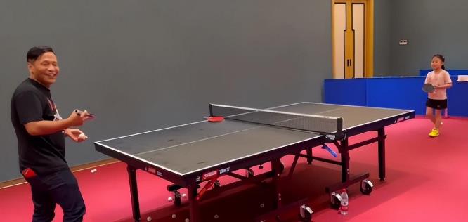 王楠|终于见识到王楠的朋友圈,张嘉译参观球馆,宋小宝陪6岁女儿打球