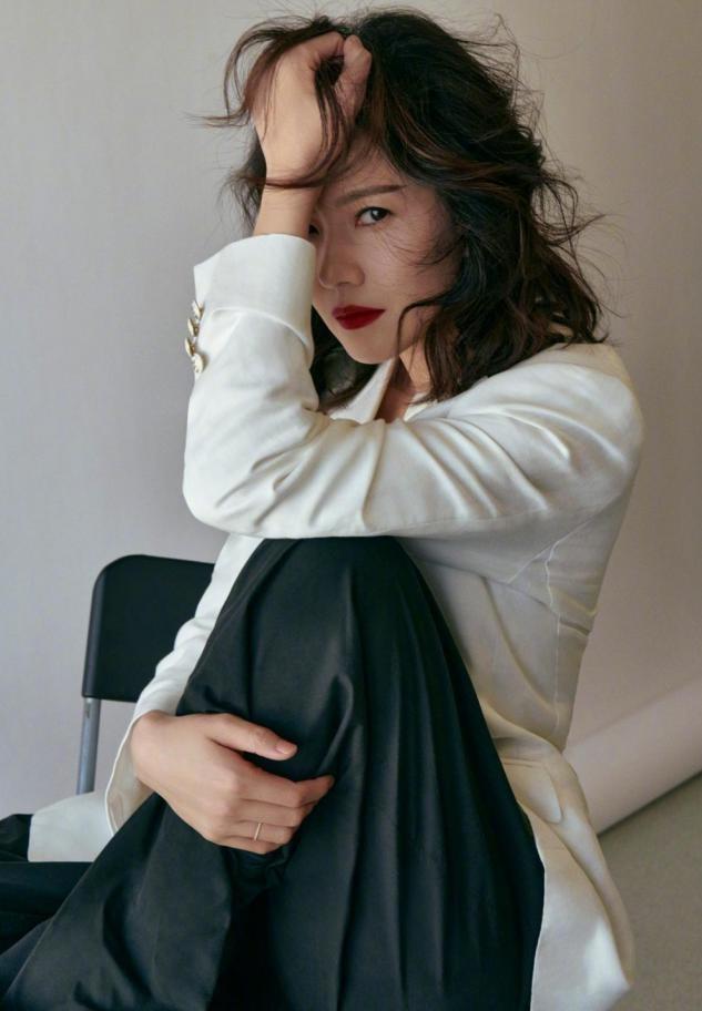 高跟鞋|42岁高圆圆也怕被嫌老！！工作一天在飞机上敷面膜，穿职场装霸气又干练