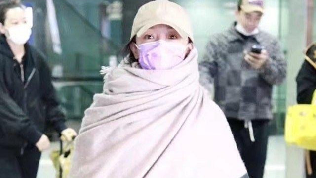 周迅|超惹眼！46岁周迅裹“洗澡巾”现身机场，保暖造型超接地气