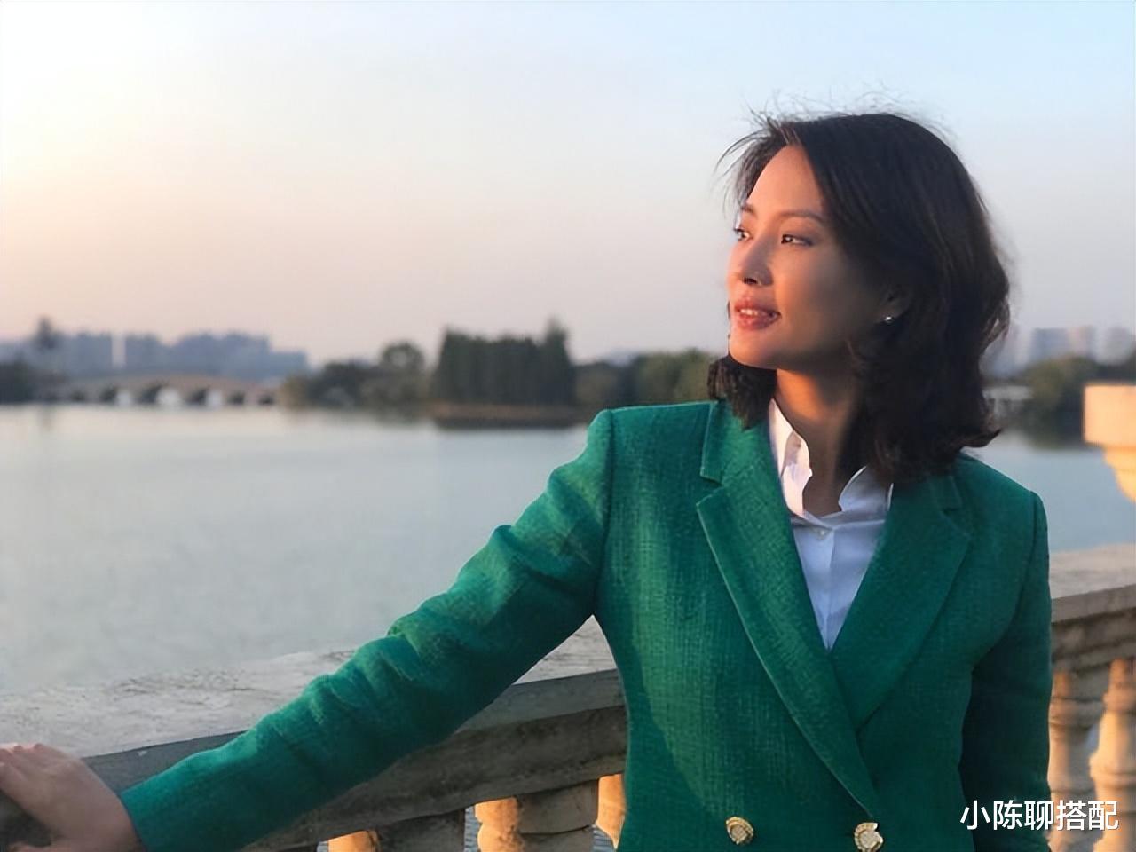 “最美央视主持”刘芳菲衣品太高级，50+女性学着穿，美出新高度