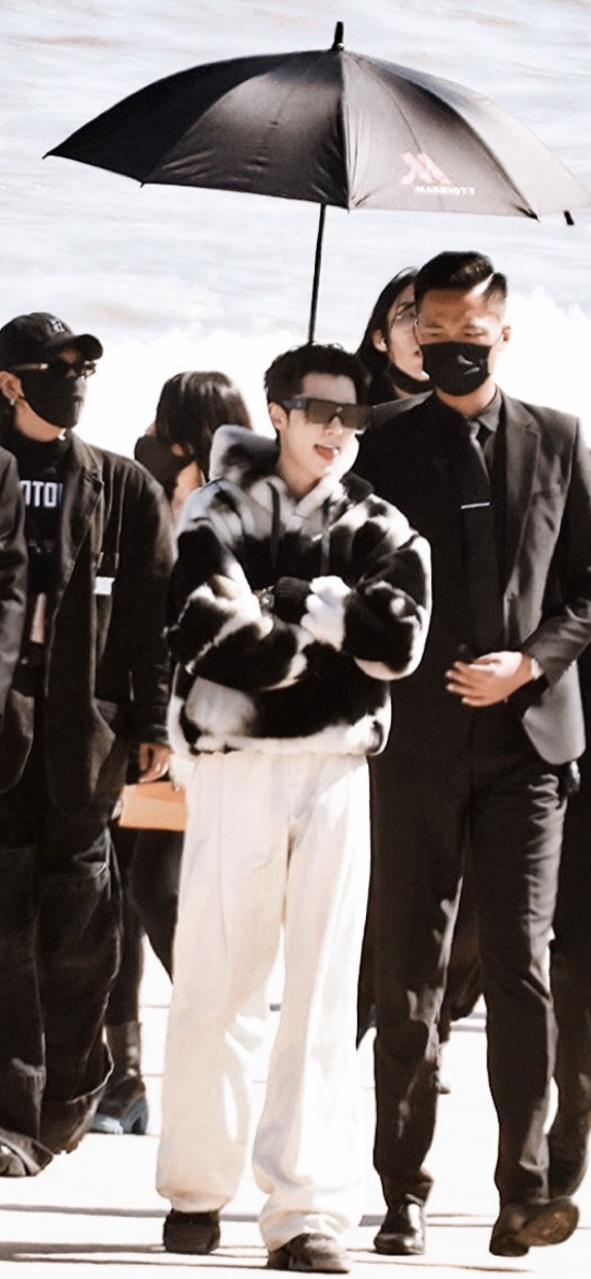 王鹤棣|被王鹤棣帅到了,穿貂参加活动热到吐舌头,五官清秀宛如霸总出街