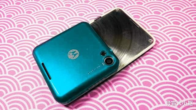 CPU|方块造型突破常规,体验一款二手摩托旋转屏手机,定制系统是亮点