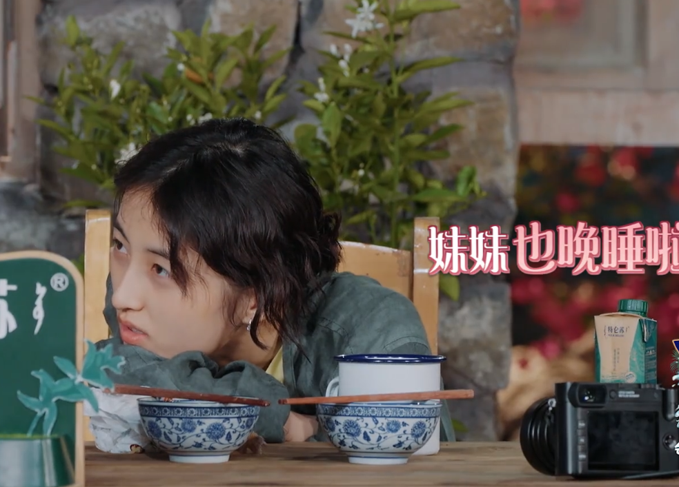 张艺兴|凌晨4点睡，空腹喝冰水，张艺兴突发肠绞痛发低烧：疑似得了重病