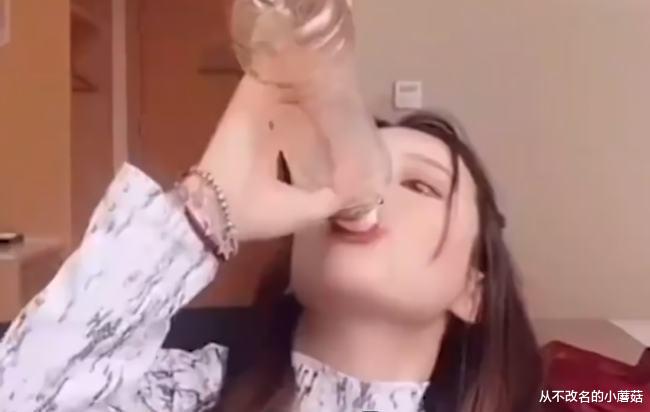 女网红直播喝农药自尽:两任男友,一个骗她怀孕,一个骗她买房