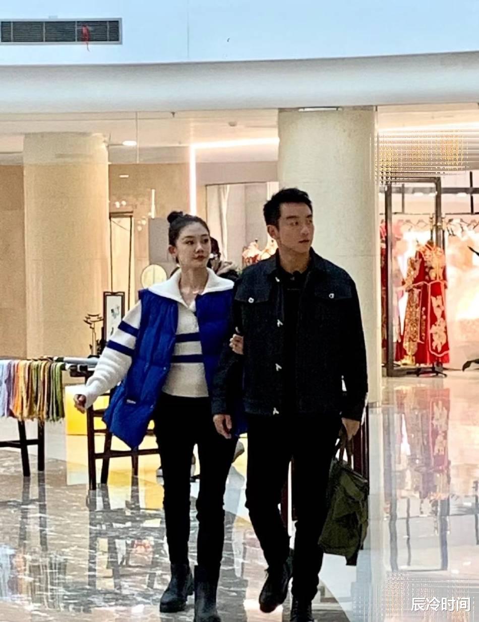 郑恺|郑恺苗苗现身婚纱城,挽手恩爱十足,生完二胎后要为婚礼做准备了?