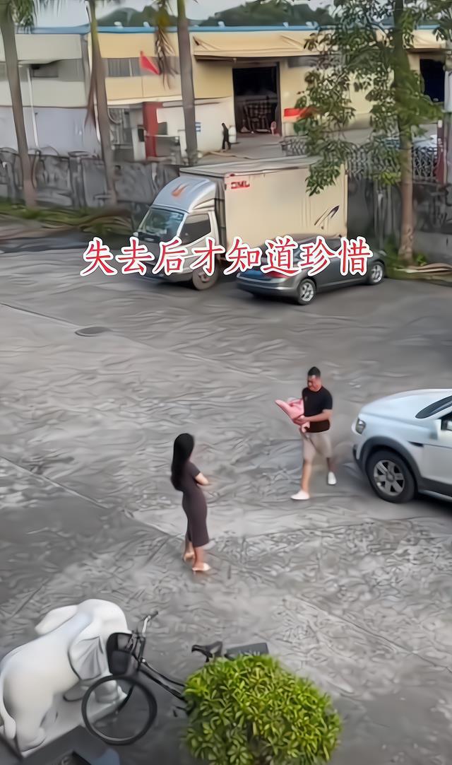 男子分手后不舍，抱着鲜花守前女友门口不走，对方突然让他丢垃圾