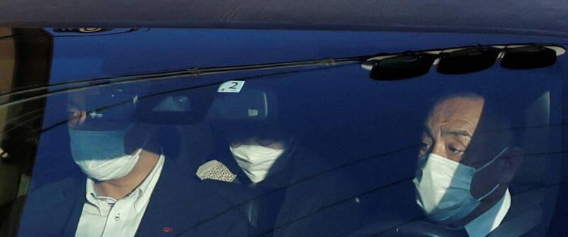 仿佛在等妻子的到来，安倍中弹苦撑5小时妻到院后8分钟过世