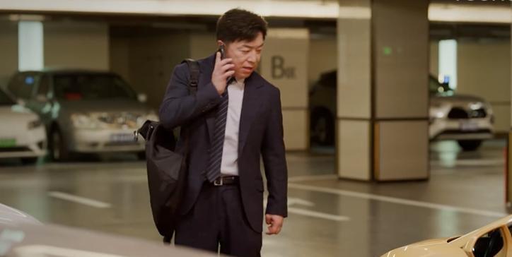 满江红|打开生活的正确方式:黄渤一个甩头,生生把中年困惑男演成了谐星