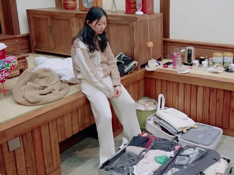 春日迟迟再出发|《春日迟迟再出发》:满屏弹幕嘲讽陆莹,单纯的她缘何遭受网暴?