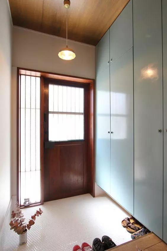 玄关做成下沉式,哪怕面积再小都能坐着换鞋,家里还没灰