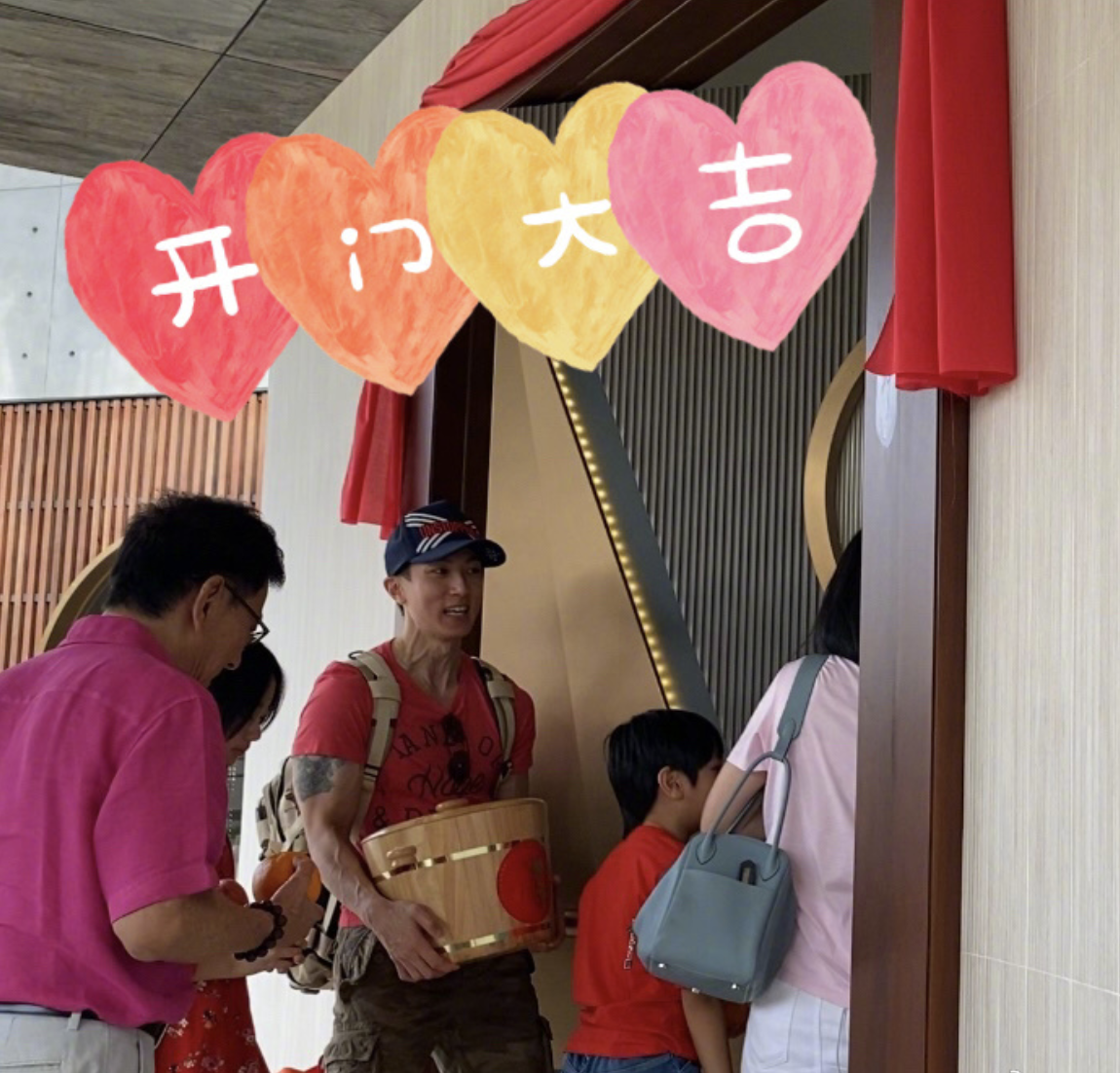 吴尊|吴尊回文莱晒豪宅,配有超大泳池和滑滑梯,开敞篷跑车带老婆故地重游