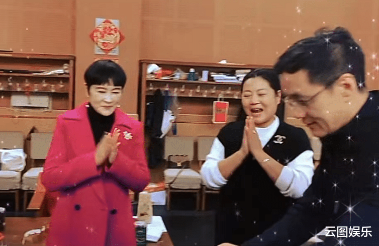 迪丽热巴|冯远征为大8岁妻子庆生，丁克29年仍恩爱，王茜华戴名牌胸针抢镜