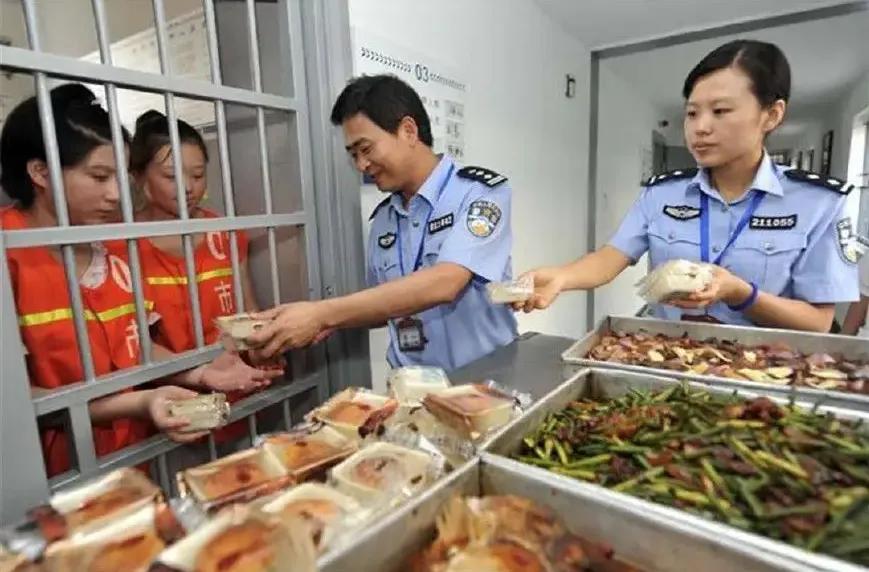 看守所里面吗每天都是怎么度过的?