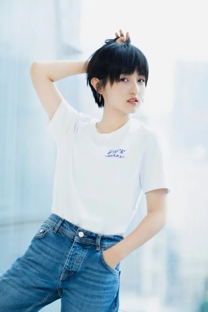 张子枫 张子枫晒素颜照，皮肤好到像婴儿，大方分享自用的“精华”，网友：便宜