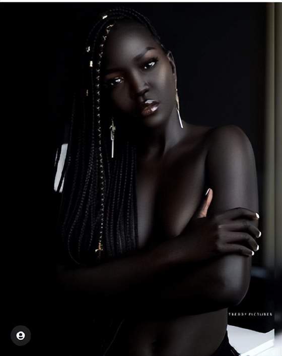 世界最黑女模特:从难民营走上T型台,连黑人都嘲笑她的肤色