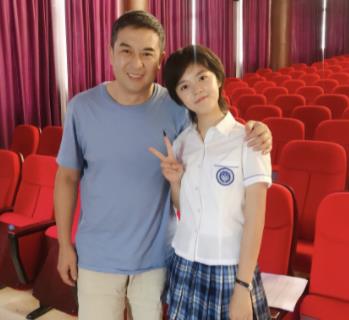 赵今麦晒出自己的家,客厅地板干净得能当镜子,在明星里算罕见了