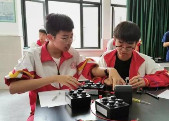 考试|一男生考试时小动作不断，好像“隔壁吴老二”，理科生：懂的都懂
