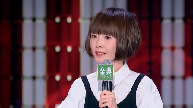 美甲 52岁鲁豫独自做美甲！戴渔夫帽好似小丸子，打扮休闲腋下夹一瓶水