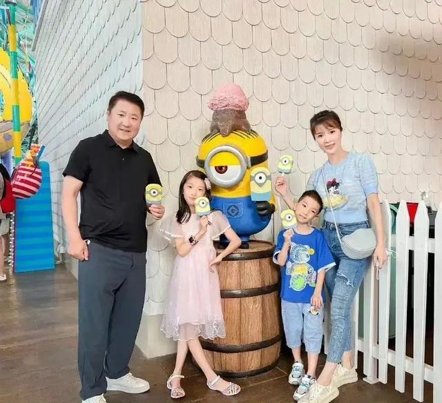 金巧巧 47岁金巧巧户外跳舞好轻盈,皮肤白皙长腿瞩目