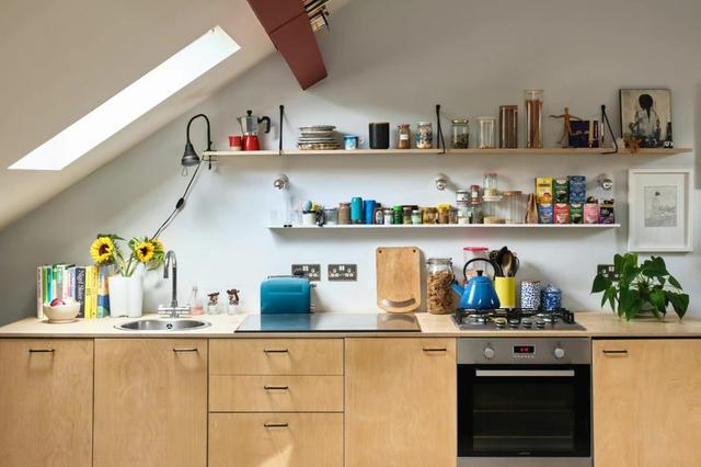 阁楼上的秘密花园,天窗横梁有格调,色彩很出挑,让人一见倾心