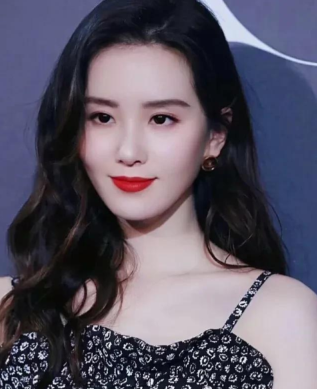 刘诗诗|古装女神，人淡如菊的气质，35岁庆生美翻全场，笑容甜美乐开了花